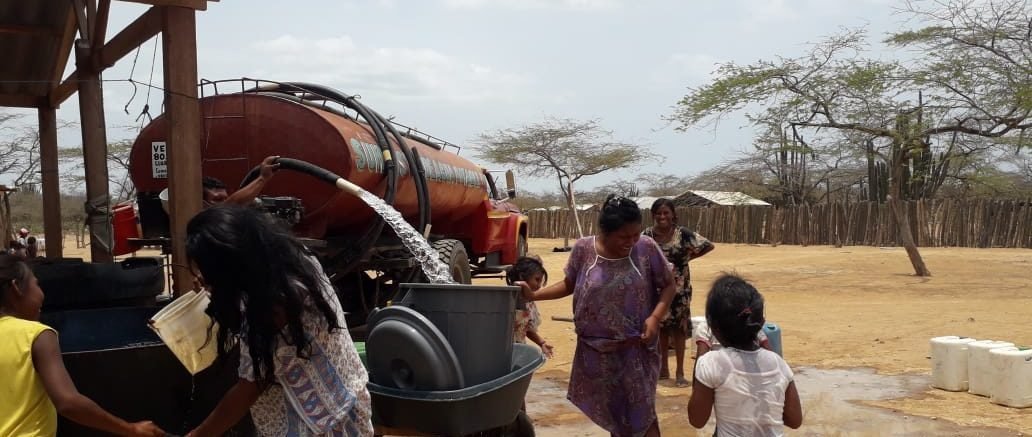 Carrotanque descargando agua dulce en una comunidad wayúu de Manaure