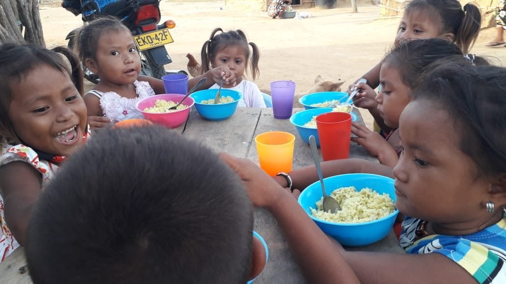 Niños y niñas almorzando en el comedor de Maná, Pan en el Desierto