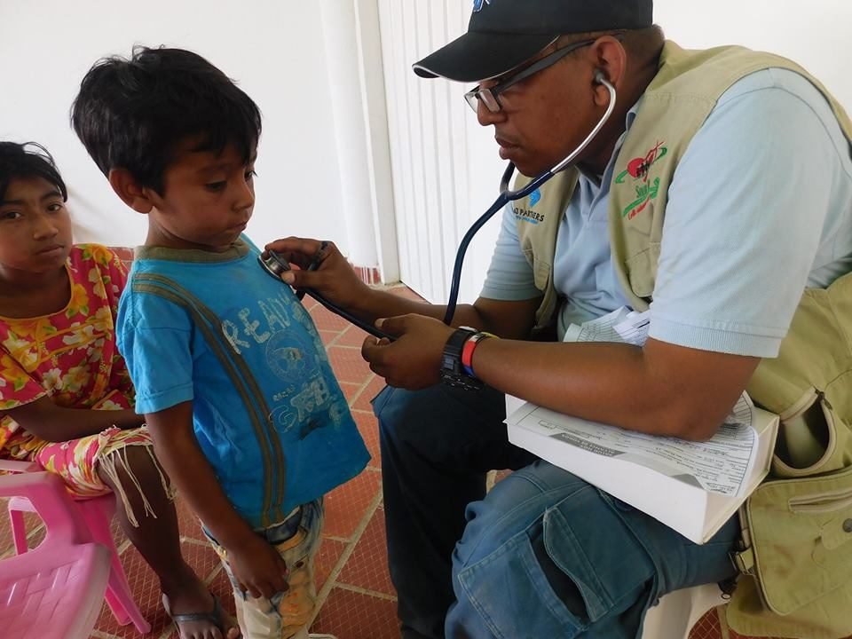Médico auscultando a un niño durante una jornada de Sé Saludable