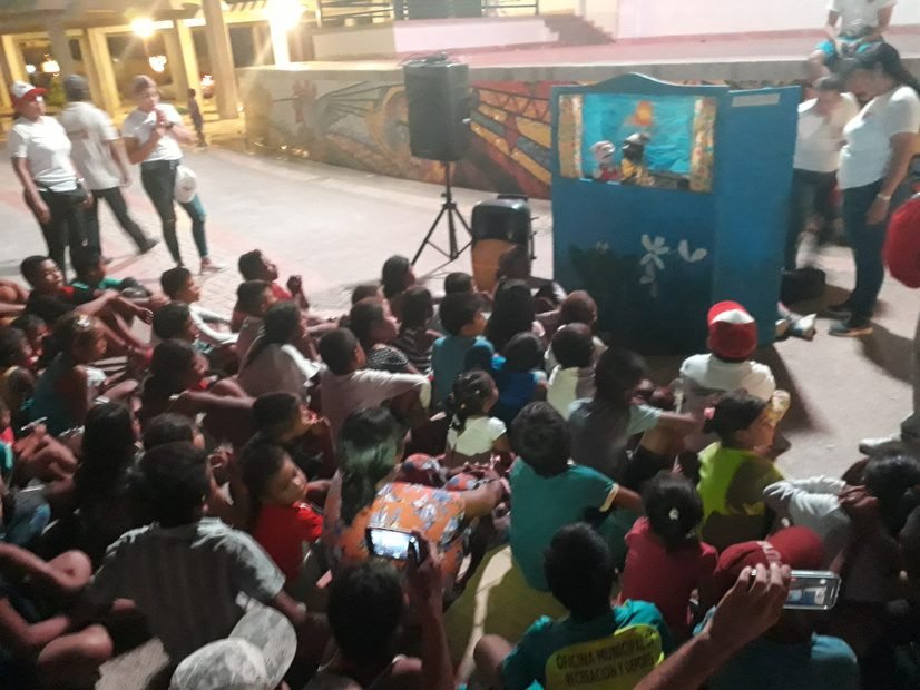 Dinámica nocturna con decenas de niños en la comunidad