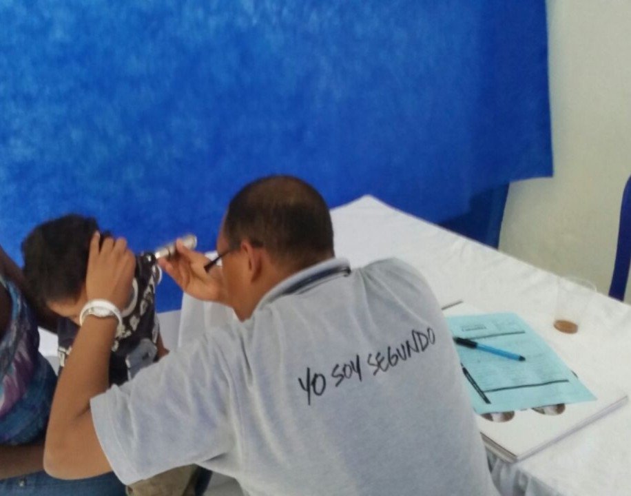 Médico de la fundación ausculta a un niño durante una jornada de salud