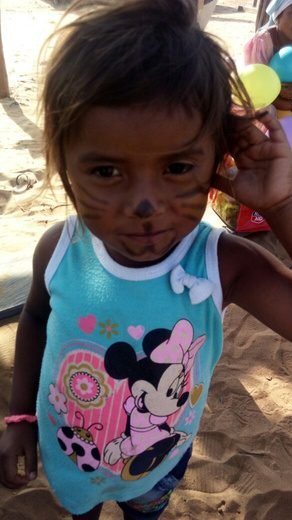 Niña wayúu con el rostro pintado durante una actividad infantil