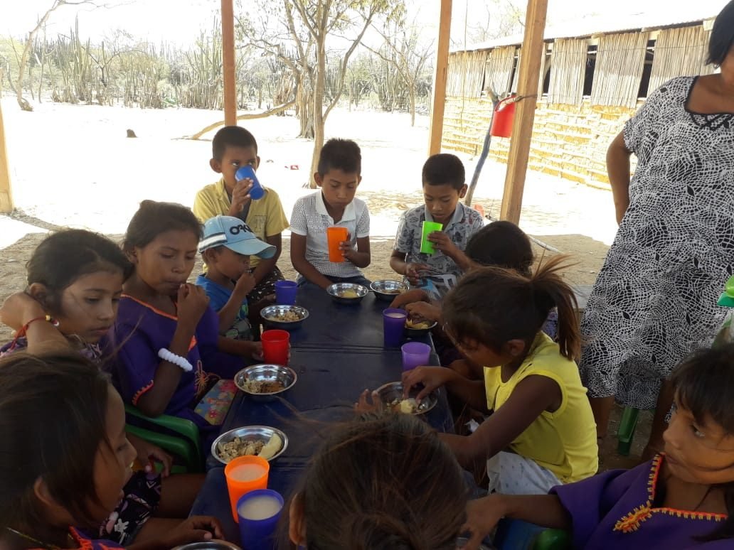 Taller con niños al aire libre usando material didáctico bíblico