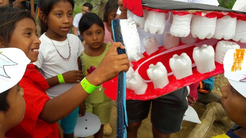 Niños alrededor de una dentadura gigante en la actividad Sonríe Hoy