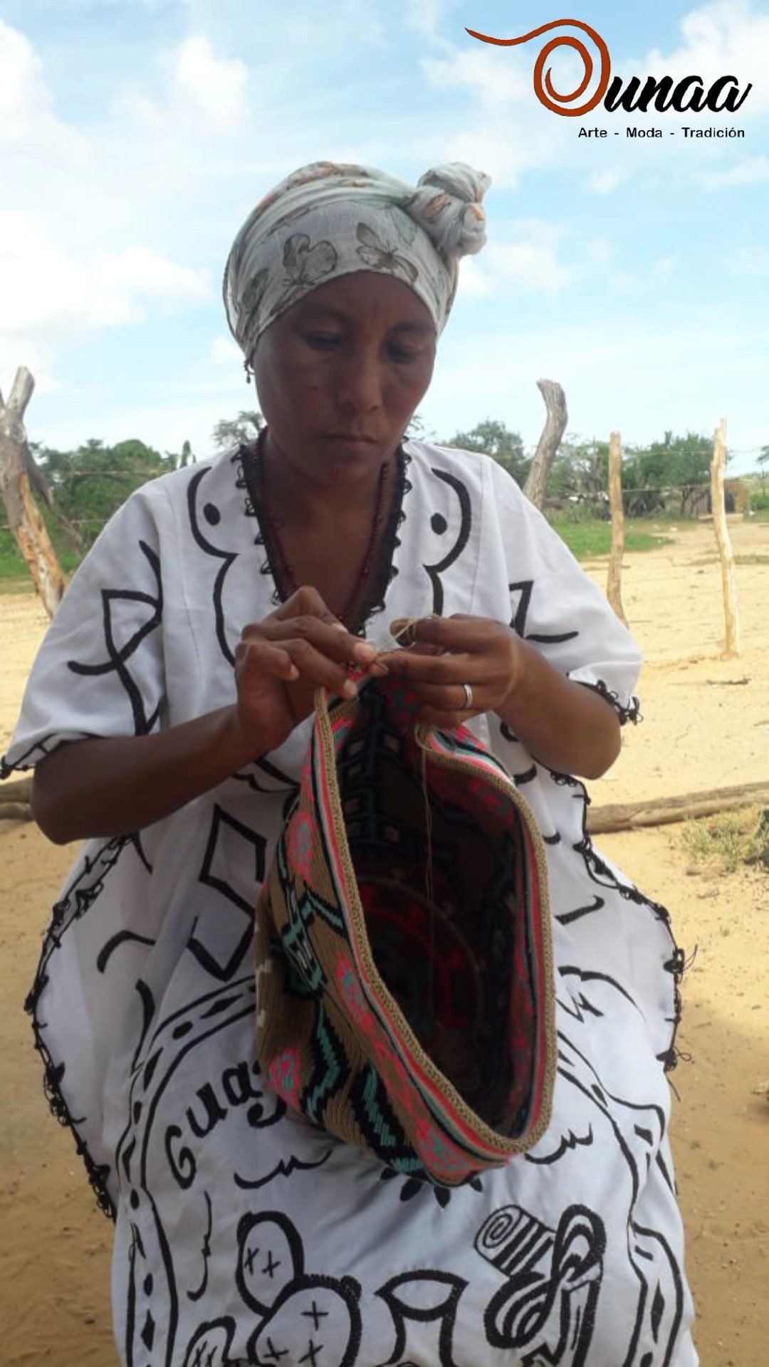 Artesana wayúu tejiendo una mochila para el emprendimiento O'Unaa