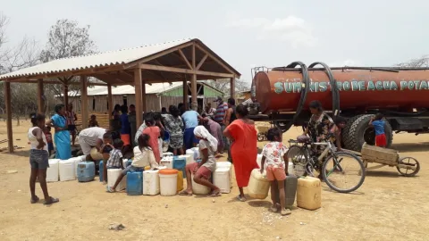 Ayuda a llevar agua a familias indígenas en La Guajira