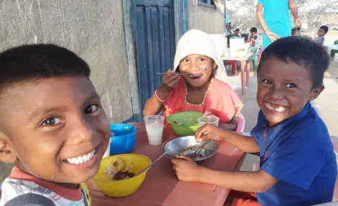 El pan que alimenta el cuerpo y la semilla que despierta la fe en 60 niños wayuu